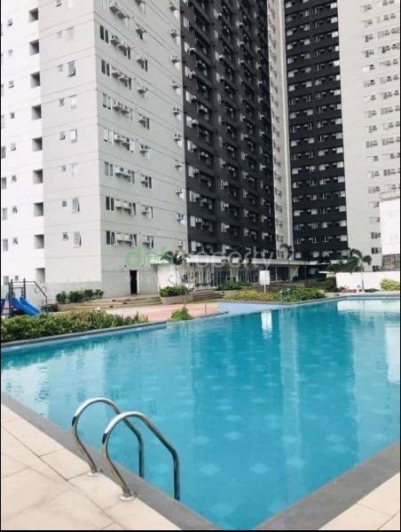 1 BR 33 m2 with Title near LRT, and Fully repainted in 2022