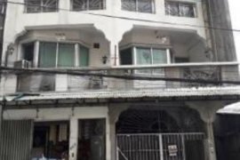 5 Bedroom House for rent in Cembo, Metro Manila near MRT-3 Guadalupe