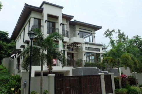 Beautiful House With High Ceiling Living Area Modern Style
